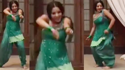 Monalisa's Sexy Dance moves on Aankh Marey Song is Must Watch | Boldsky