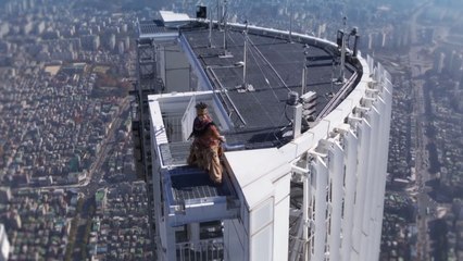 새해맞이 기념 '라이온 킹' 555m 롯데월드타워 정상 퍼포먼스 / YTN