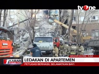 Petugas Selamatkan Seorang Bayi dari Reruntuhan Apartemen