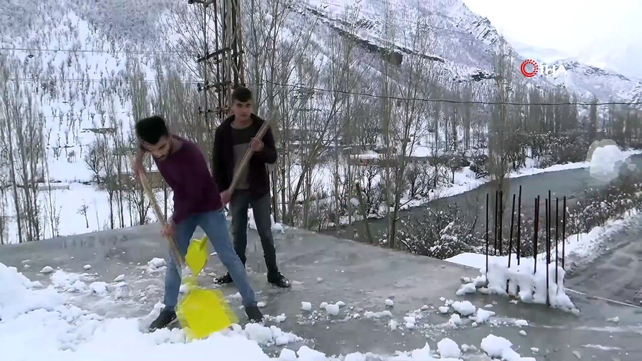 Beytüşşebap'ta karlar altında kalan damlarda kar temizleme işlemi başladı