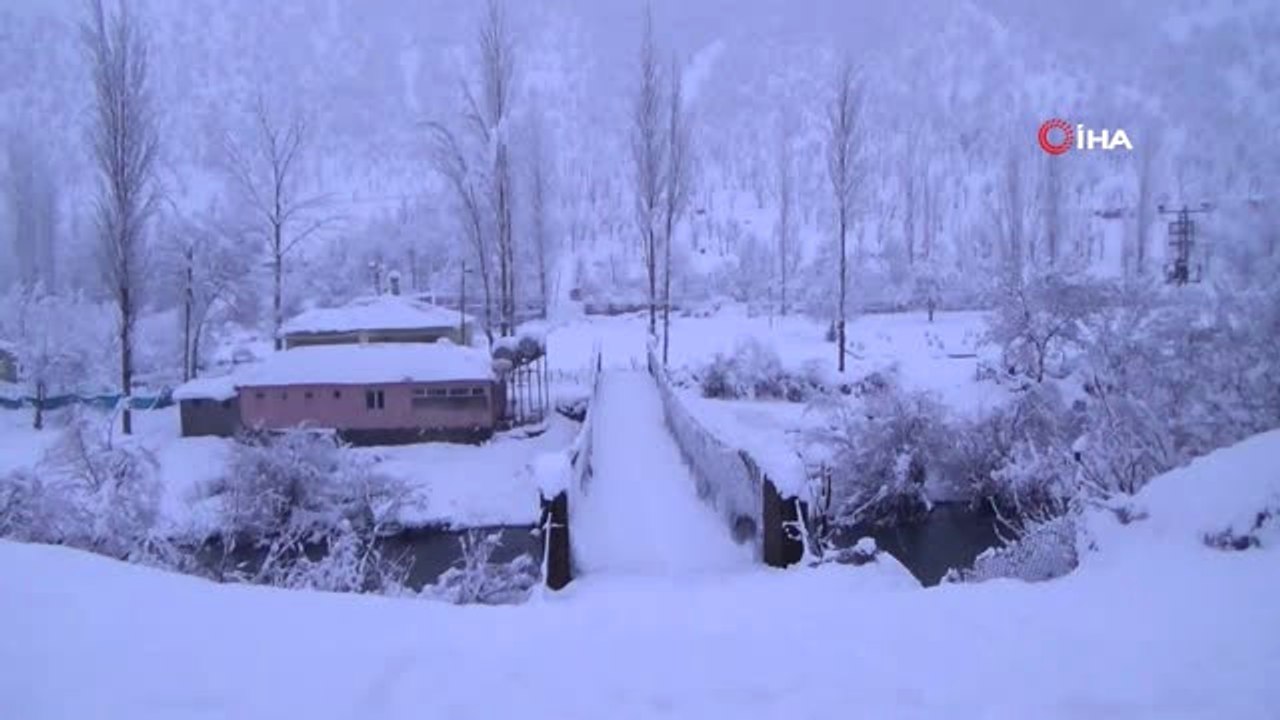 Beytüşşebap'ta Karlar Altında Kalan Damlarda Kar Temizleme İşlemi Başladı