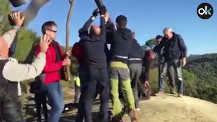 Un comando constitucionalista quita la estelada de hierro de Amer (Gerona)