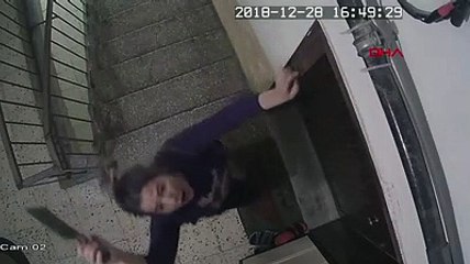 Komşunun kapısına satırla saldırdı
