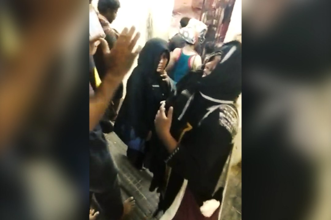 Sabarimala temple: 2 women enter, shrine shut for purification | OneIndia News