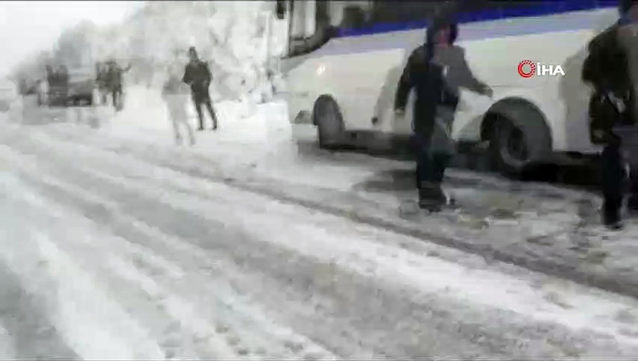 Kar küreme aracının devrilme anı saniye saniye böyle görüntülendi
