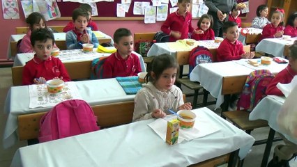 Minik öğrenciler kahvaltılarını okulda çorba içerek yapıyor