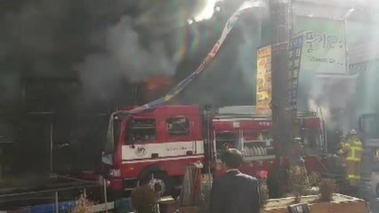 원주 중앙시장 점포 화재...2명 구조 / YTN