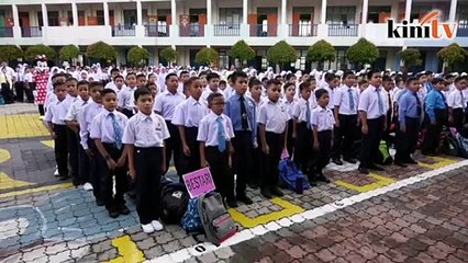 Kasut hitam sudah mula dipakai sebahagian murid sekolah