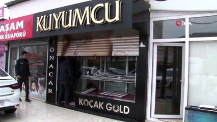 Duvarını balyozla delerek girdikleri kuyumcudan 4,5 kiloya yakın altın çaldılar