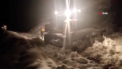 Karla Kaplı Köy Yolu 8 Saat Sonra Açıldı, Hasta Çocuk Ambulansla Hastaneye Kaldırıldı