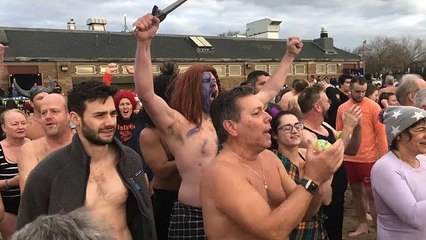 «Polar Bear Plunge»: Tausende hüpfen in den Atlantik vor New York