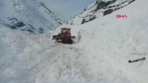 Hakkari Çığ Nedeniyle Kapanan Hakkari- Şırnak Karayolunda Çalışmalar Sürüyor