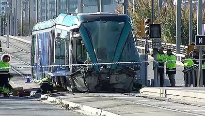 Un tranvía choca contra un poste y deja cuatro heridos en Barcelona