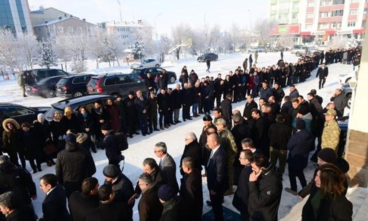 Dondurucu soğukta 200 metrelik kuyruk oluşturdular