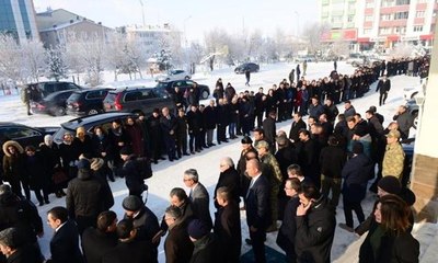 Dondurucu soğukta 200 metrelik kuyruk oluşturdular