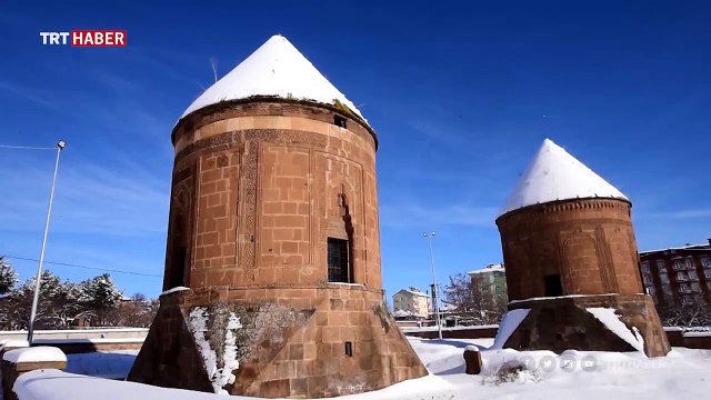Tarihi ilçe Ahlat kar yağışıyla güzel bir görünüme kavuştu
