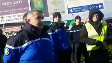 des gendarmes commencent à démanteler le chapiteau des GiletsJaunes