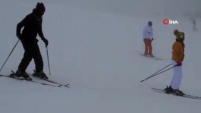 Uludağ'da yoğun sis, görüş mesafesini 5 metreye düşürdü