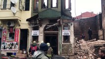 Fatih'te dün gece yanan bina çöktü - İSTANBUL