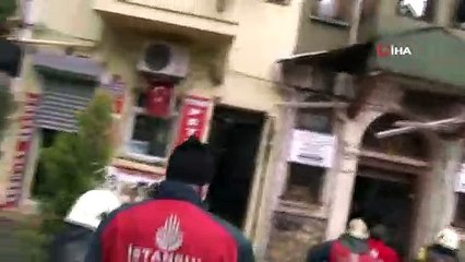 Fatih Yedikule'de bir bina çöktü. Olay yerine itfaiye ve sağlık ekipleri sevk edildi