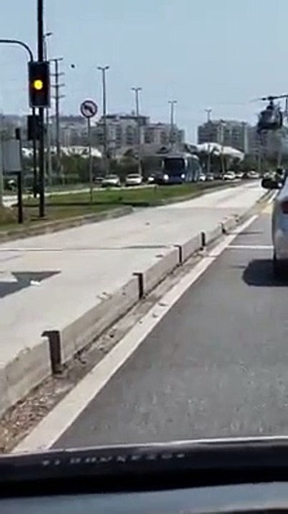 Helicóptero baixa na avenida e mete bala nos caras que estavam fazendo arrastão.