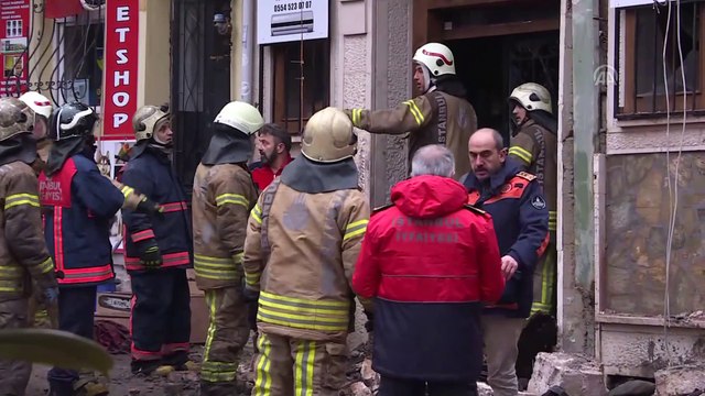Fatih'te dün gece yanan bina çöktü - Kurtarma çalışması - İSTANBUL
