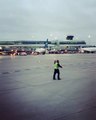 Un employé d'aéroport transforme le tarmac en piste de danse