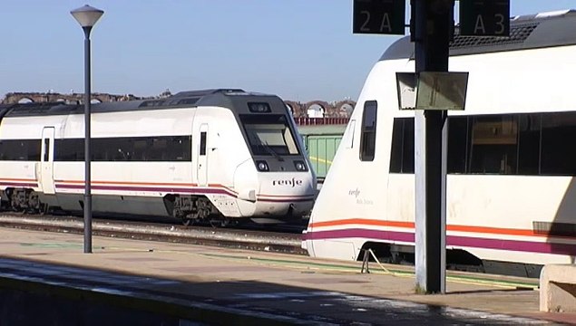 180 pasajeros de un tren extremeño pasan varias horas parados en medio del campo por una avería