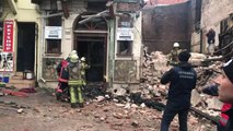 Fatih'te Dün Gece Yanan Bina Çöktü