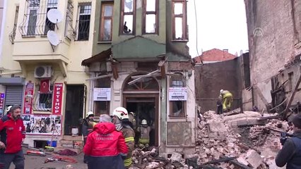 Fatih'te Dün Gece Yanan Bina Çöktü - Kurtarma Çalışması