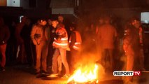 Report TV - Dita e 60-të e protestës, banorët e Unazës së Re djegin goma dhe bllokojnë rrugën
