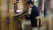 Teodoro Bonilla tocando el himno de  España en un órgano