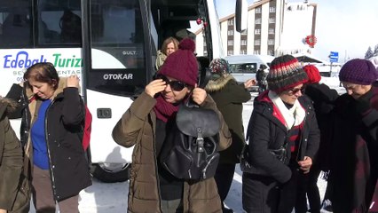 Uludağ'da kar kalınlığı 1 metreye ulaştı, tatilciler pistlere akın etti