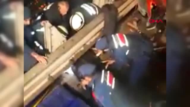 Yalova-Bursa Karayolunda Narenciye Kamyonu Devrildi: 1 Ölü