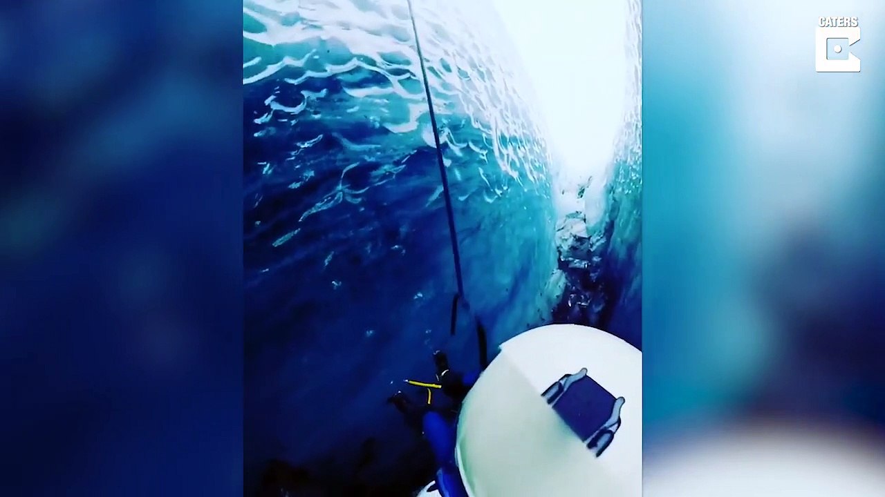 Cet alpiniste escalade la crevasse d'un glacier : magnifique
