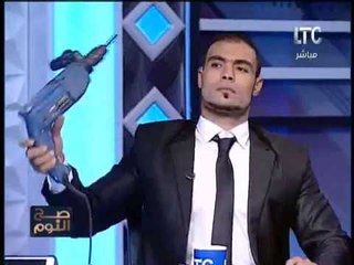 فيديو مبهر لشاب مصري خارق يخرم عينه بـ "الشنيور" علي الهواء