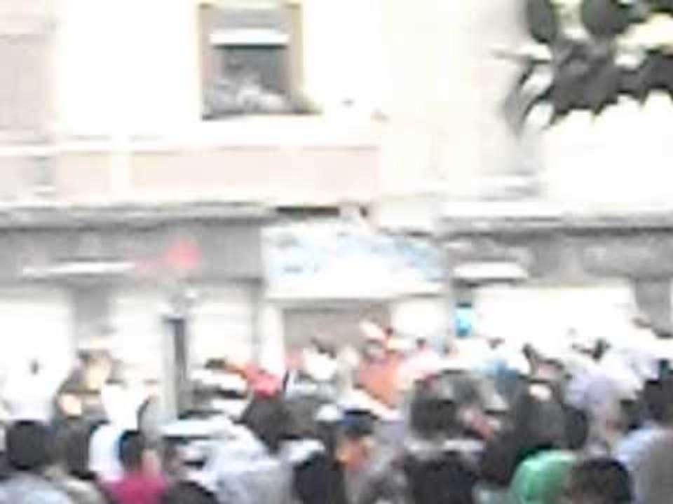 فيديو لحظة اقتحام مقر الحرية و العدالة بالاسكندرية و تحطيم لافتة الحزب