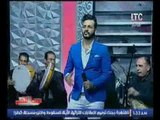 فيديو..مذيع الوسط الفني يندمج بالرقص مع المطرب إيساف