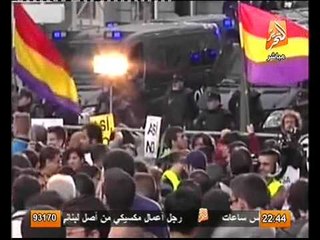 بالفيديو تعامل الشرطه مع المتظاهرين بــ اسبانيا