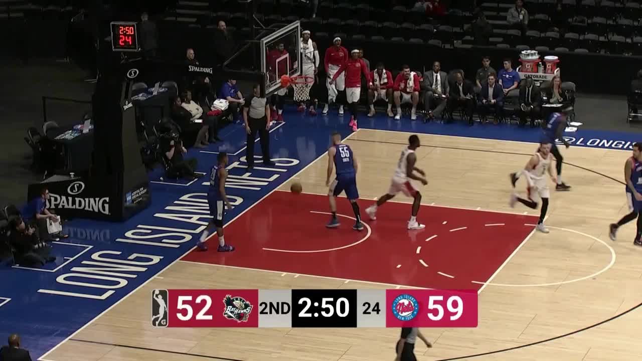 Alex Poythress flies in for the alley-oop slam