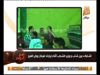 شاهد فيديو احد المواطنين يتظاهر امام وزير الرياضه و محاولات اسكاته