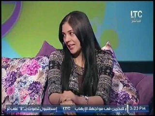 مذيعة #جراب_حواء تمازح المطرب محمد الحريري : عمل شقلبظات علي الترابيزه وغني