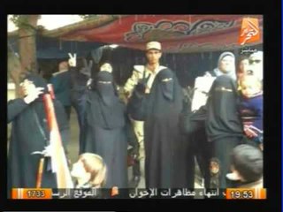 سيدات منتقبات ترفع علامة النصر وصورة السيسى