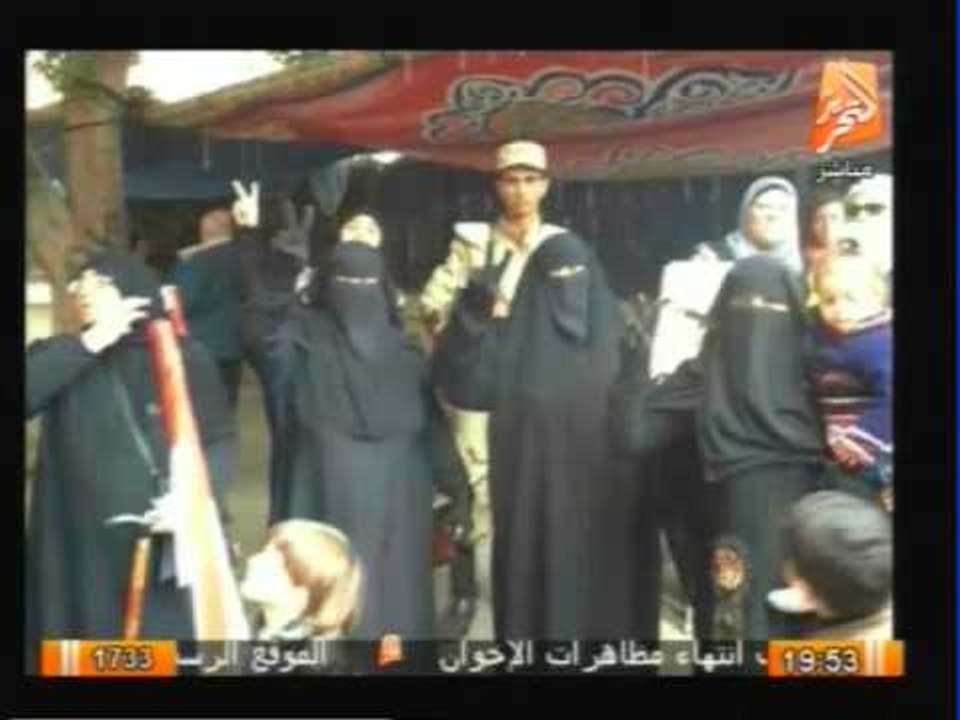 سيدات منتقبات ترفع علامة النصر وصورة السيسى