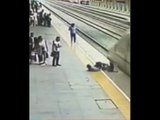 فيديو شاب ينقذ فتاه باللحظات الاخيره قبل انتحارها تحت القطار