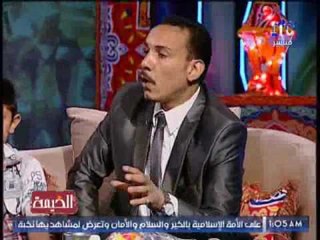 الغيطى يتذوق زبيب من احد تجار الياميش و يرصد اسعار المنتجات الرمضانية