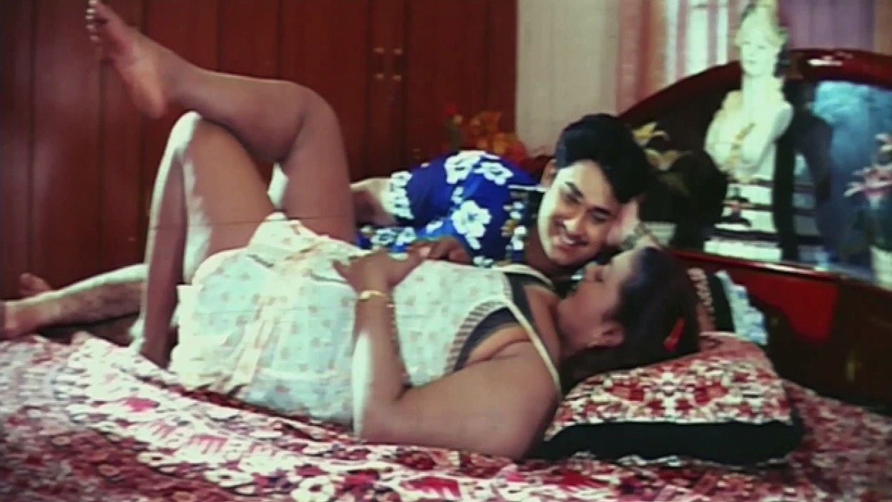 MALLU ACTRESS SHAKEELA WITH BOY FRIEND IN AAYERATHIL ORUTHI 2