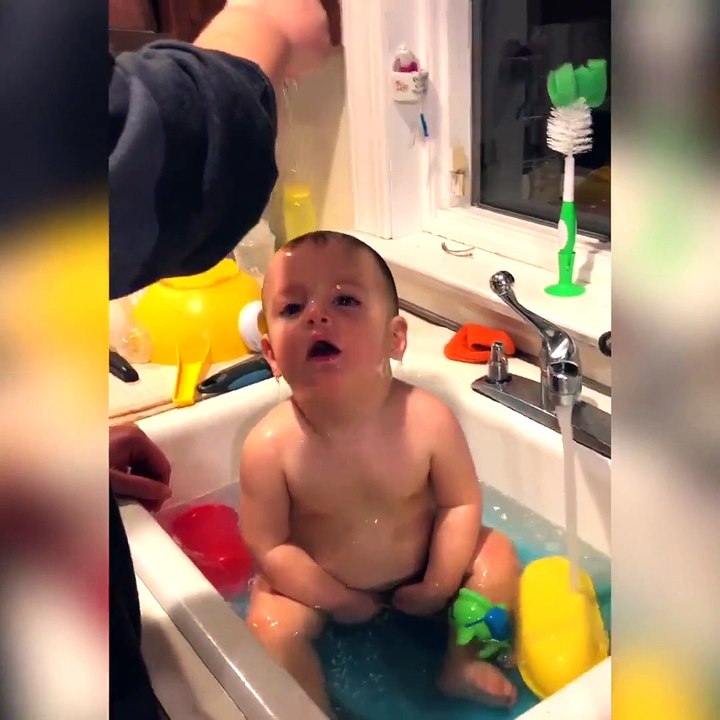 Amazing video of lovely babies who enjoy to take bath