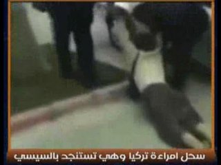 بالفيديو .. سحل و ضرب " سيدة تركيه " بعد هتافها لــ #السيسى بشوارع #تركيا