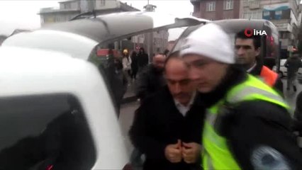 Скачать видео: Metrobüs Yolcuya Çarptı, Seferler Aksadı